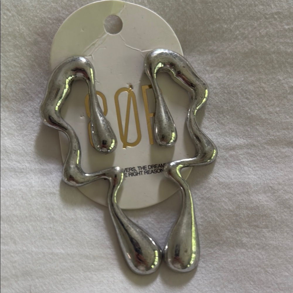 Never Worn Sleek Silver Earrings with Contemporary Style